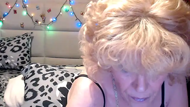 Snapshot of HappyWomanOn chatting on 04/20/26, 08:39 HappyWomanOn online show from 04/20/26, 08:39