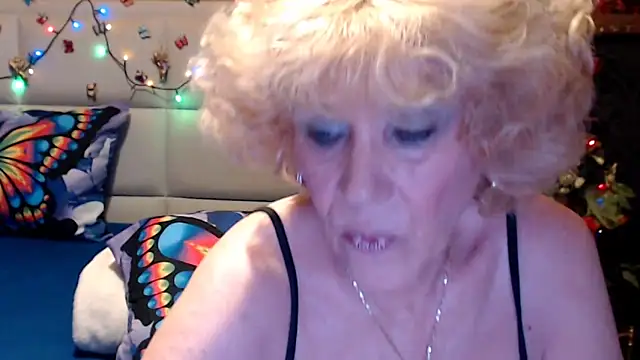 Snapshot of HappyWomanOn chatting on 05/04/26, 08:32 HappyWomanOn online show from 05/04/26, 08:32