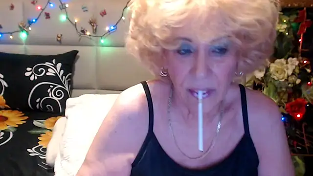 Snapshot of HappyWomanOn chatting on 05/17/26, 09:06 HappyWomanOn online show from 05/17/26, 09:06