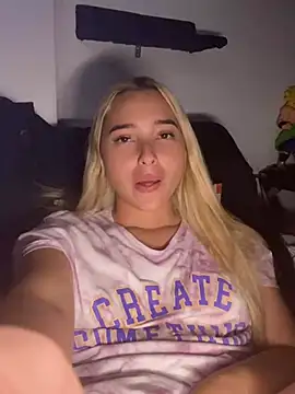 Snapshot of Irisweet_ chatting on 12/14/24, 07:18 Irisweet online show from 12/14/24, 07:18