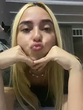 Snapshot of Irisweet_ chatting on 12/20/24, 11:37 Irisweet online show from 12/20/24, 11:37