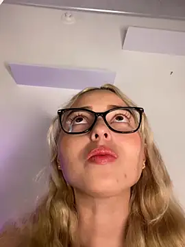 Snapshot of Irisweet_ chatting on 01/12/25, 10:33 Irisweet online show from 01/12/25, 10:33