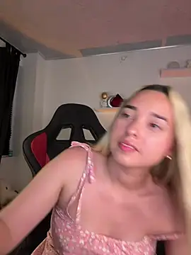 Snapshot of Irisweet_ chatting on 03/05/25, 09:37 Irisweet online show from 03/05/25, 09:37