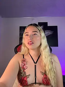 Snapshot of Irisweet_ chatting on 10/18/25, 10:38 Irisweet online show from 10/18/25, 10:38