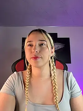 Snapshot of Irisweet_ chatting on 10/18/25, 10:43 Irisweet online show from 10/18/25, 10:43