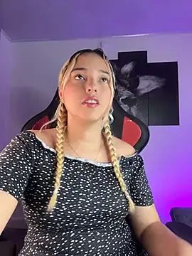 Snapshot of Irisweet_ chatting on 10/20/25, 10:43 Irisweet online show from 10/20/25, 10:43