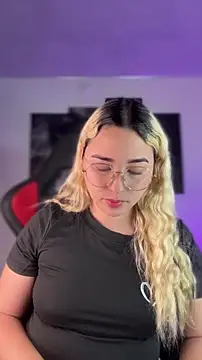 Snapshot of Irisweet_ chatting on 10/26/25, 04:35 Irisweet online show from 10/26/25, 04:35