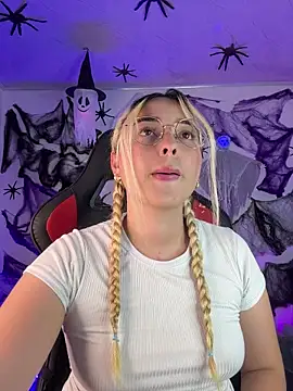 Snapshot of Irisweet_ chatting on 10/27/25, 11:31 Irisweet online show from 10/27/25, 11:31