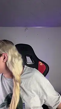 Snapshot of Irisweet_ chatting on 11/08/25, 03:56 Irisweet online show from 11/08/25, 03:56