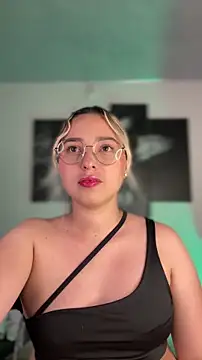 Snapshot of Irisweet_ chatting on 02/04/26, 10:15 Irisweet online show from 02/04/26, 10:15