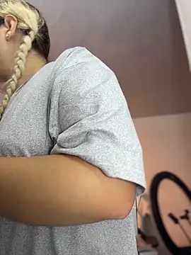 Snapshot of Irisweet_ chatting on 02/25/26, 09:02 Irisweet online show from 02/25/26, 09:02