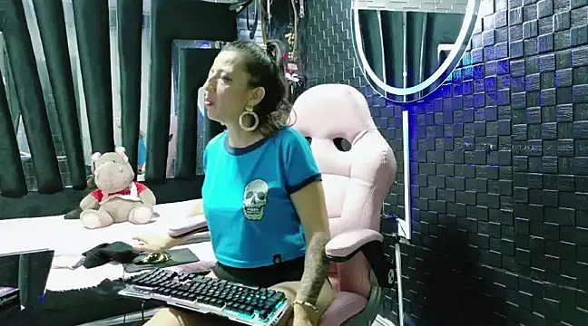 Snapshot of mature_sexi40 chatting on 01/31/25, 03:52 mature sexi40 online show from 01/31/25, 03:52