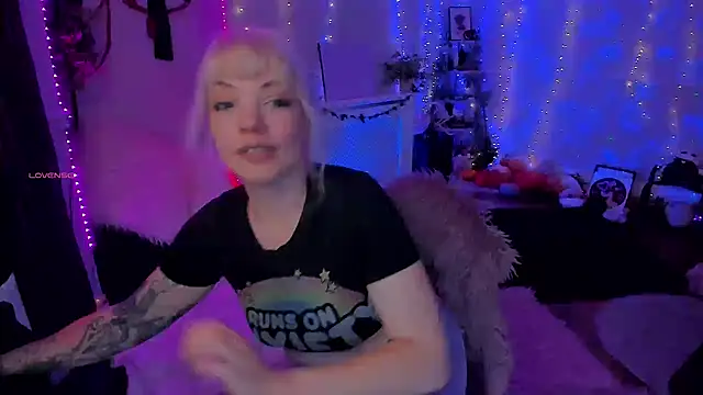 AliceW0lf online show from 11/25/25, 07:36