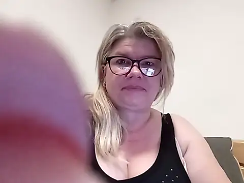 Snapshot of Diana_49 chatting on 04/10/26, 08:19 Diana 49 online show from 04/10/26, 08:19