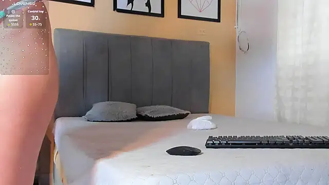 Snapshot of crystall06 chatting on 10/23/25, 02:05 crystall06 online show from 10/23/25, 02:05