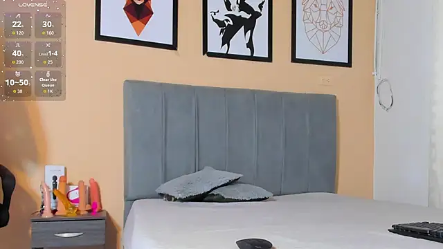 Snapshot of crystall06 chatting on 10/30/25, 01:34 crystall06 online show from 10/30/25, 01:34