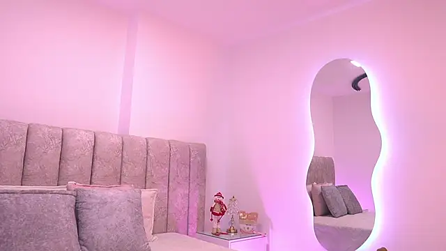 Snapshot of violeta_aroca chatting on 12/18/25, 03:12 violeta aroca online show from 12/18/25, 03:12