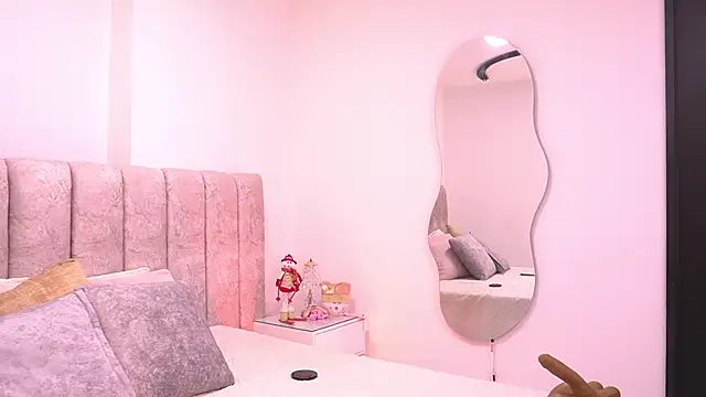 Snapshot of violeta_aroca chatting on 12/19/25, 03:13 violeta aroca online show from 12/19/25, 03:13