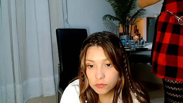 Snapshot of 3littleschoolteens chatting on 06/11/26, 05:16 3littleschoolteens online show from 06/11/26, 05:16