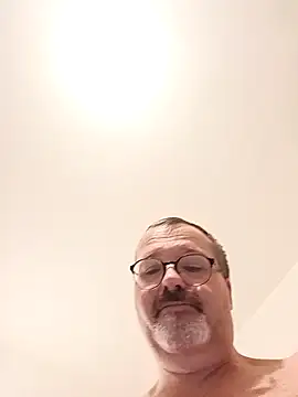 Snapshot of mike9473 chatting on 11/14/25, 01:43 mike9473 online show from 11/14/25, 01:43