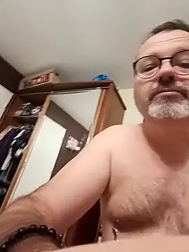 Snapshot of mike9473 chatting on 11/19/25, 06:13 mike9473 online show from 11/19/25, 06:13