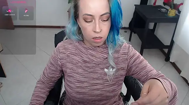 Snapshot of charlottezoe15 chatting on 02/13/25, 03:35 charlottezoe15 online show from 02/13/25, 03:35