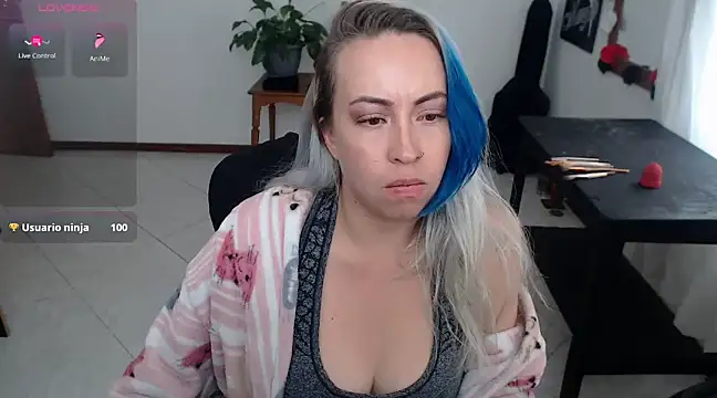 Snapshot of charlottezoe15 chatting on 03/06/25, 07:10 charlottezoe15 online show from 03/06/25, 07:10