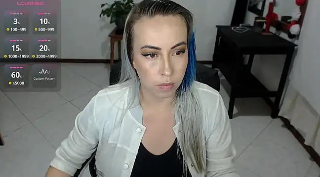 Snapshot of charlottezoe15 chatting on 03/13/25, 01:10 charlottezoe15 online show from 03/13/25, 01:10