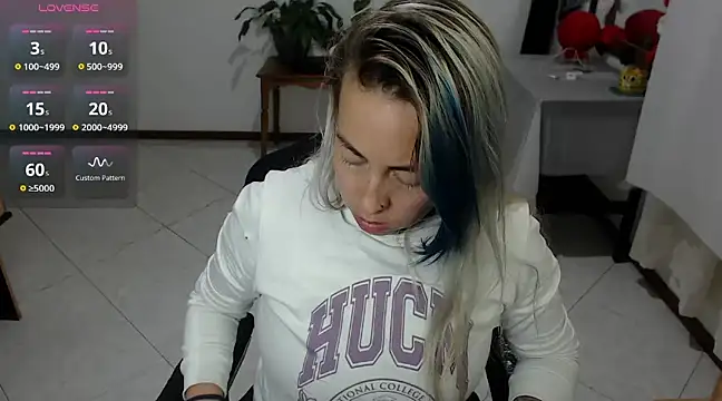 Snapshot of charlottezoe15 chatting on 03/23/25, 02:48 charlottezoe15 online show from 03/23/25, 02:48