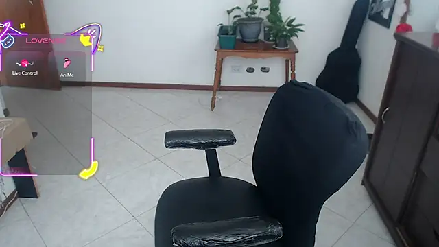 Snapshot of charlottezoe15 chatting on 10/14/25, 05:14 charlottezoe15 online show from 10/14/25, 05:14