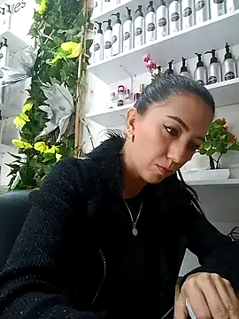 Snapshot of LunaZambrano chatting on 02/01/25, 08:16 LunaZambrano online show from 02/01/25, 08:16