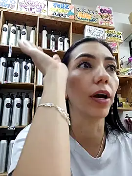 Snapshot of LunaZambrano chatting on 02/04/25, 10:34 LunaZambrano online show from 02/04/25, 10:34