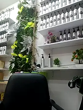 Snapshot of LunaZambrano chatting on 02/06/25, 12:22 LunaZambrano online show from 02/06/25, 12:22