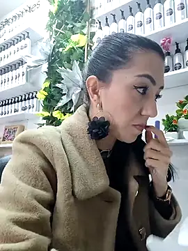 Snapshot of LunaZambrano chatting on 02/15/25, 06:44 LunaZambrano online show from 02/15/25, 06:44