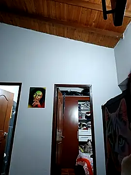 Snapshot of LunaZambrano chatting on 02/17/25, 12:54 LunaZambrano online show from 02/17/25, 12:54