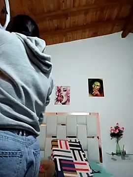 Snapshot of LunaZambrano chatting on 02/21/25, 03:21 LunaZambrano online show from 02/21/25, 03:21