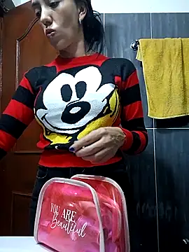 Snapshot of LunaZambrano chatting on 02/24/25, 06:47 LunaZambrano online show from 02/24/25, 06:47