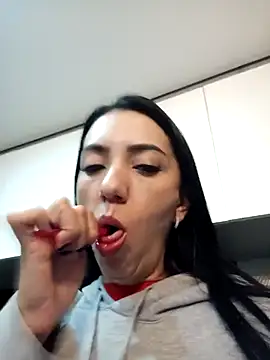 Snapshot of LunaZambrano chatting on 02/25/25, 01:50 LunaZambrano online show from 02/25/25, 01:50