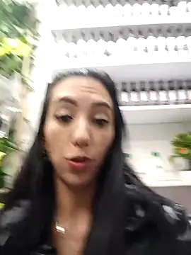 Snapshot of LunaZambrano chatting on 02/28/25, 12:43 LunaZambrano online show from 02/28/25, 12:43