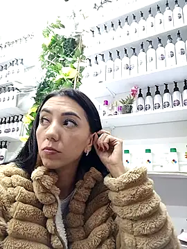 Snapshot of LunaZambrano chatting on 03/05/25, 12:27 LunaZambrano online show from 03/05/25, 12:27