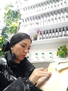 Snapshot of LunaZambrano chatting on 03/06/25, 11:31 LunaZambrano online show from 03/06/25, 11:31