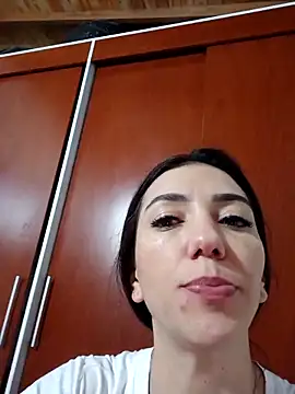 Snapshot of LunaZambrano chatting on 10/10/25, 03:27 LunaZambrano online show from 10/10/25, 03:27