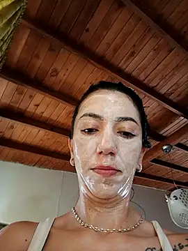 Snapshot of LunaZambrano chatting on 10/11/25, 02:59 LunaZambrano online show from 10/11/25, 02:59