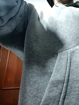 Snapshot of LunaZambrano chatting on 10/15/25, 05:18 LunaZambrano online show from 10/15/25, 05:18