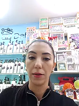 Snapshot of LunaZambrano chatting on 10/24/25, 06:37 LunaZambrano online show from 10/24/25, 06:37