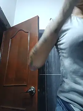 Snapshot of LunaZambrano chatting on 05/15/26, 02:29 LunaZambrano online show from 05/15/26, 02:29