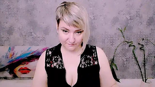 Snapshot of Djullia chatting on 06/11/26, 06:00 Djullia online show from 06/11/26, 06:00