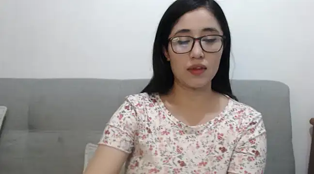 Snapshot of YummymeowW chatting on 01/25/25, 04:23 YummymeowW online show from 01/25/25, 04:23