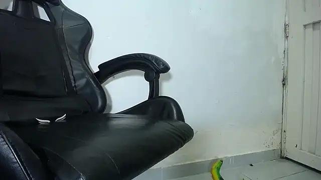 Snapshot of hersheybanks23 chatting on 11/20/25, 11:10 hersheybanks23 online show from 11/20/25, 11:10