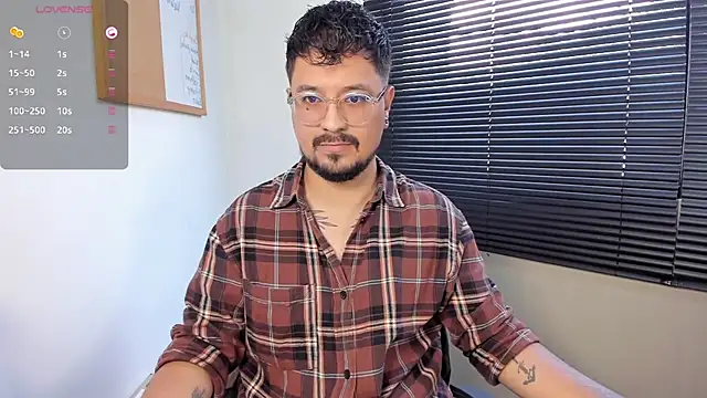 Snapshot of DaviidEvans_ chatting on 12/12/24, 02:11 DaviidEvans online show from 12/12/24, 02:11